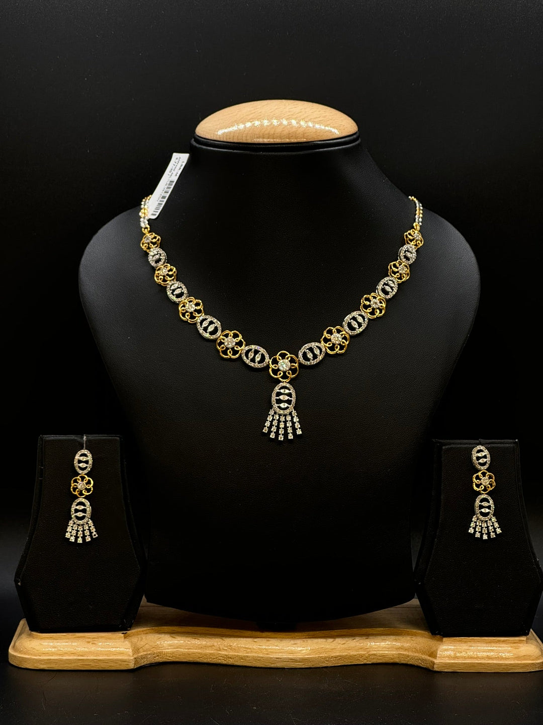 14KT Gold Women Diamond Necklace Set - Master JewellersDiamond Necklace Set