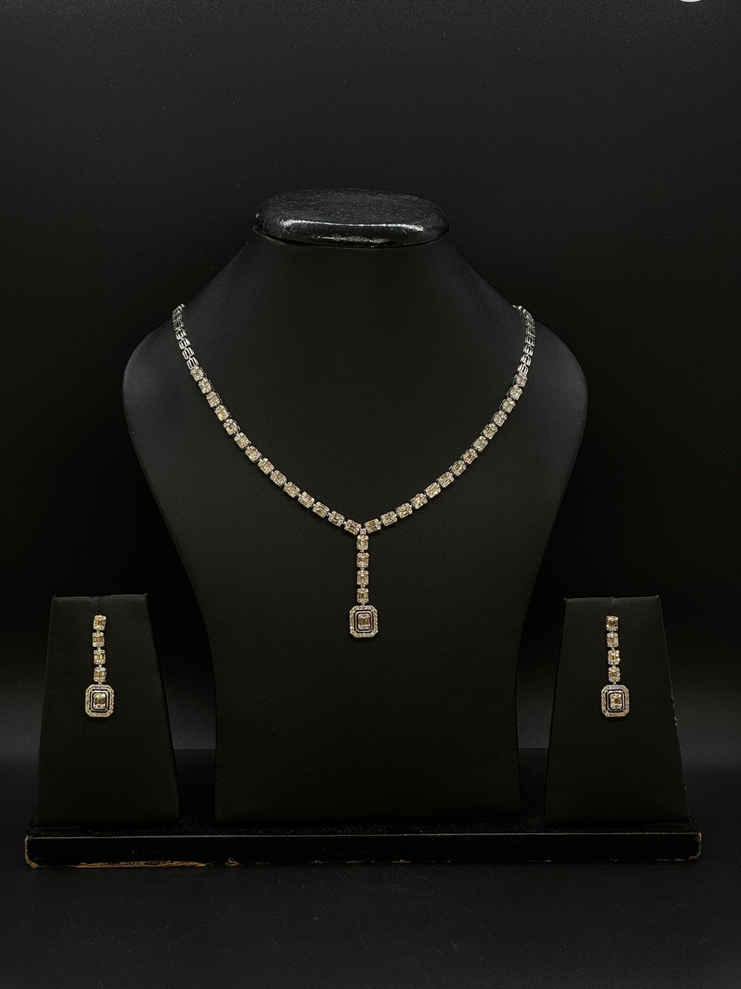 14KT Gold Women Diamond Necklace Set - Master JewellersDiamond Necklace Set