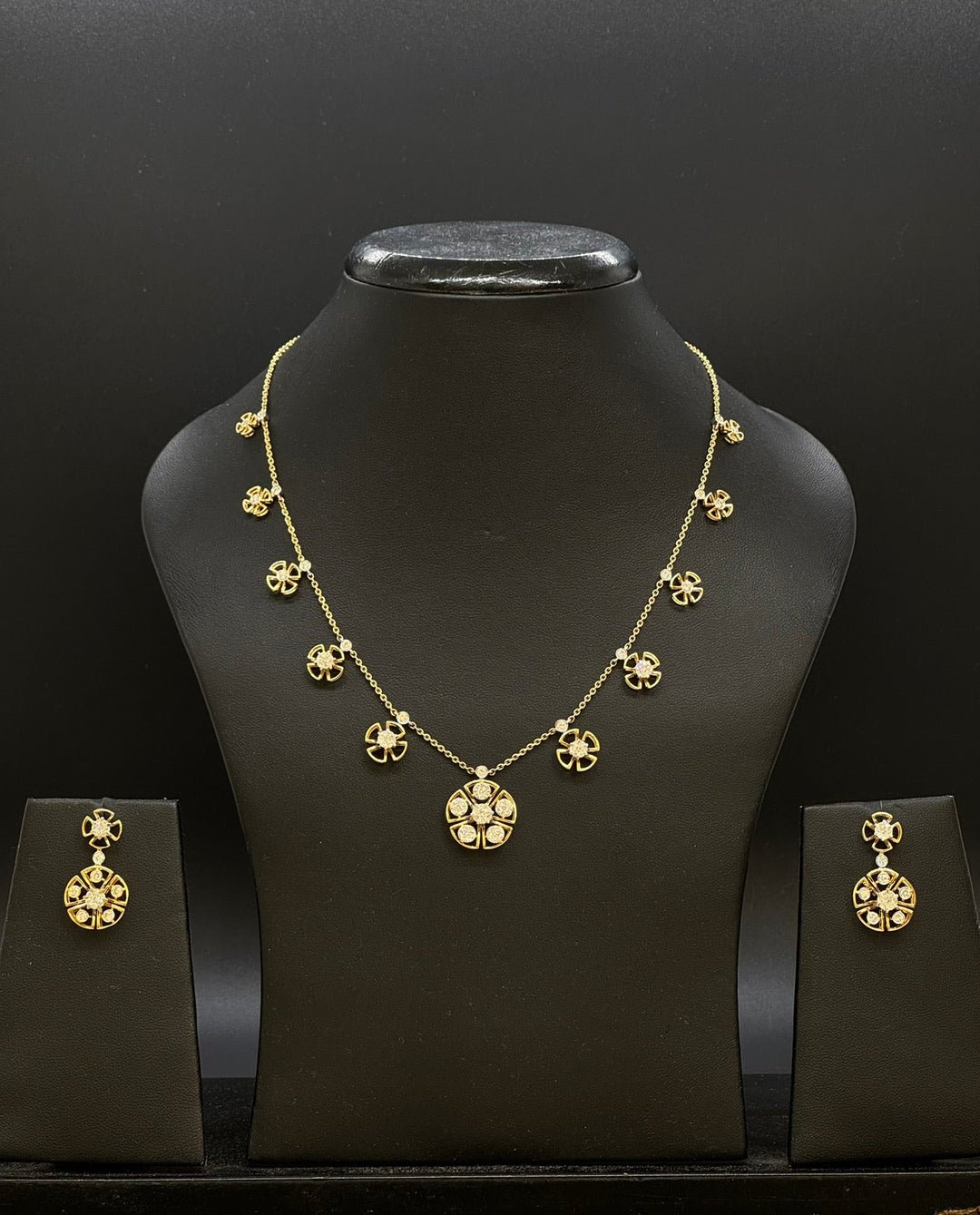 14KT Gold Women Diamond Necklace Set - Master JewellersDiamond Necklace Set