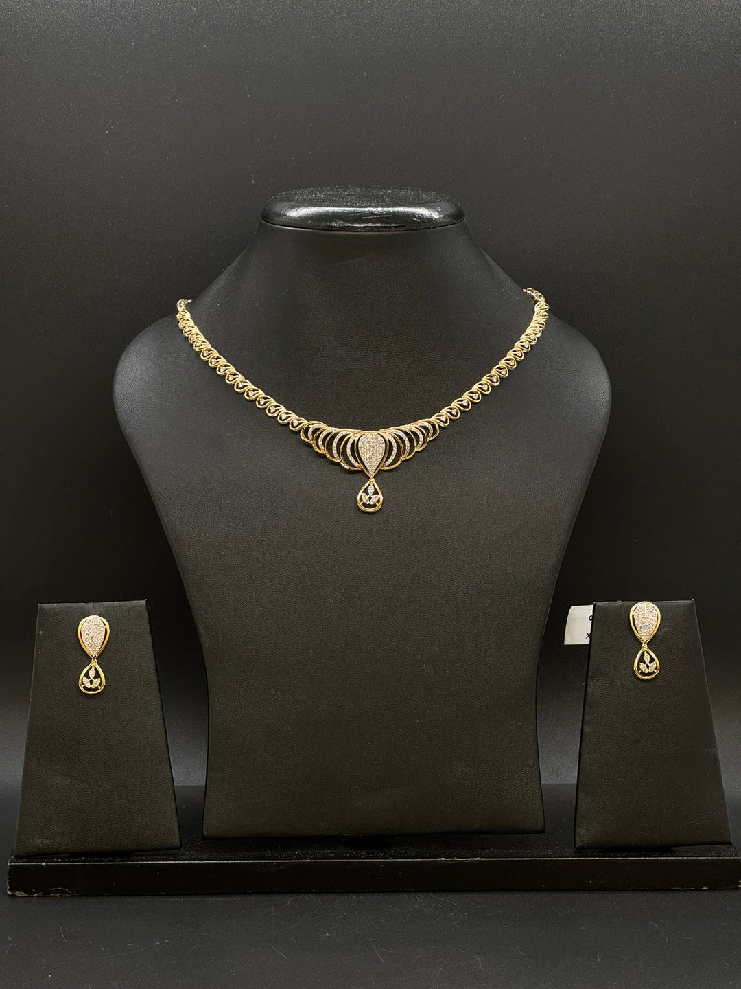 14KT Gold Women Diamond Necklace Set - Master JewellersDiamond Necklace Set