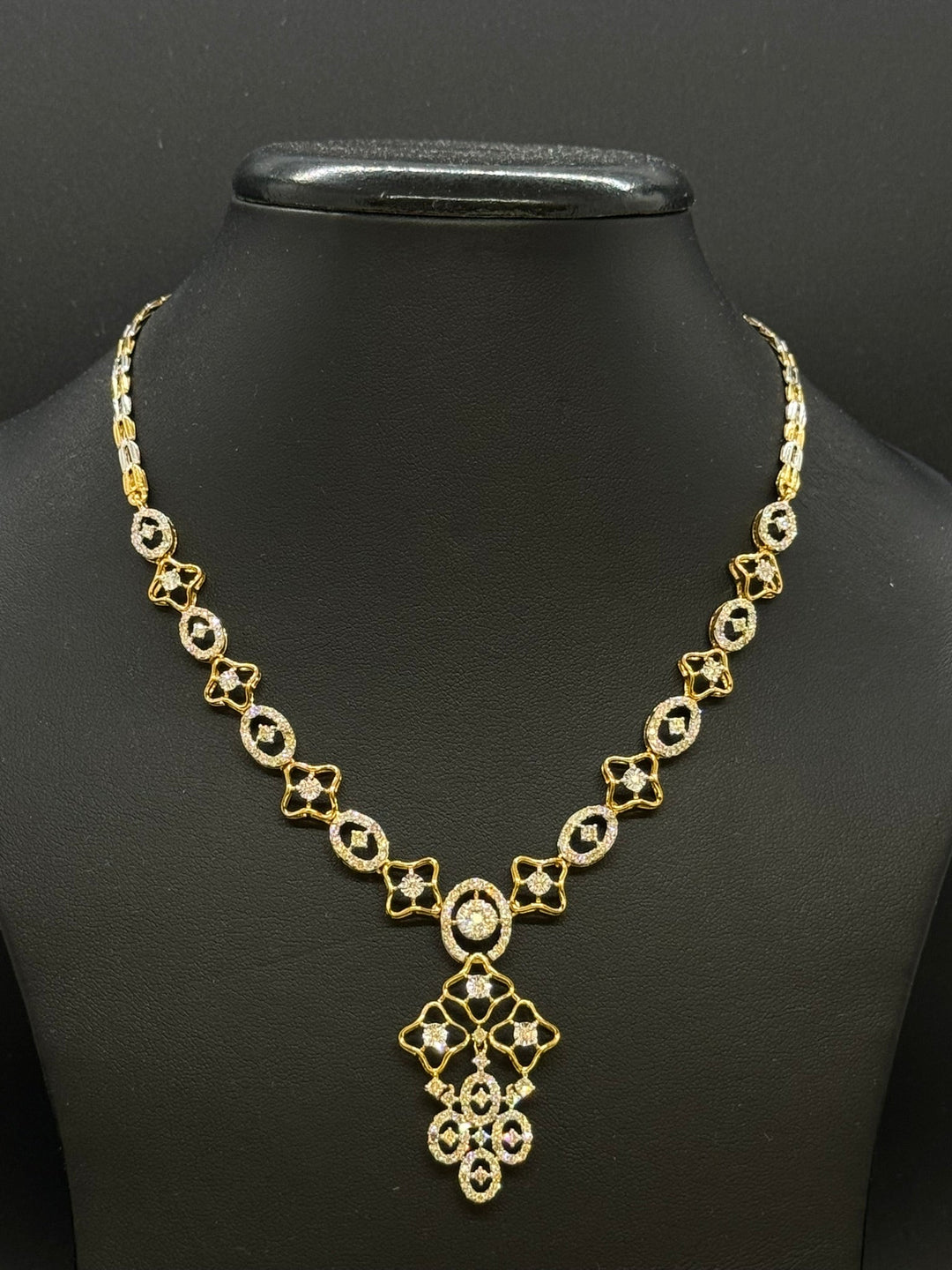 14KT Gold Women Diamond Necklace Set - Master JewellersDiamond Necklace Set