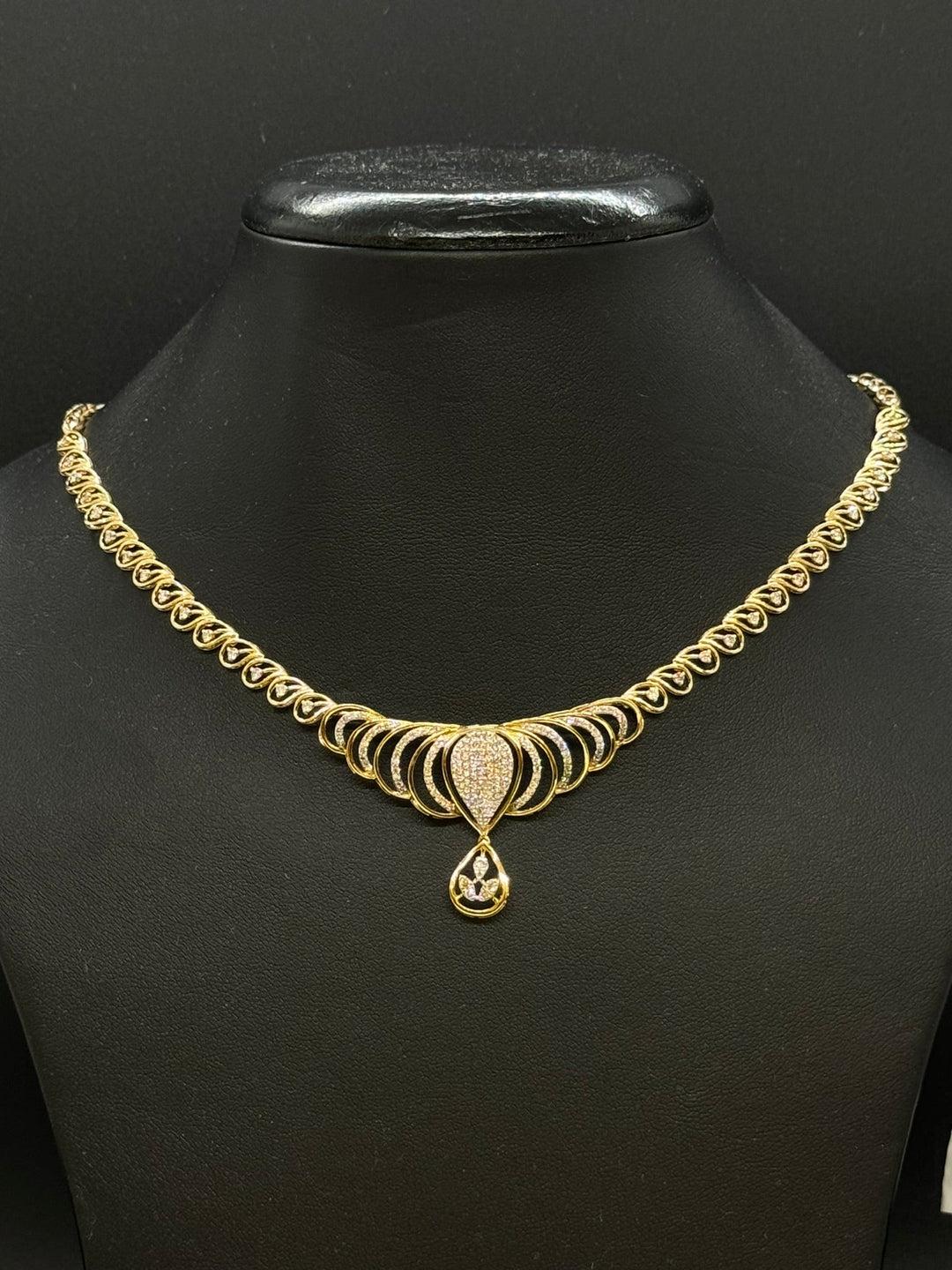 14KT Gold Women Diamond Necklace Set - Master JewellersDiamond Necklace Set